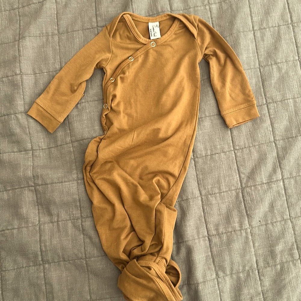 Newborn knotted onsie, like new, Copper Pearl